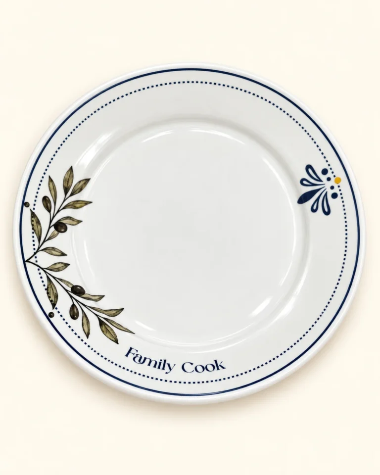 Outra vista do prato raso branco Family Cook com ramo de oliveira e detalhe floral azul e amarelo
