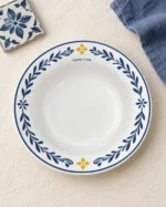 Cena de mesa com prato fundo branco Family Cook com folhagens azuis e pequenos detalhes amarelos