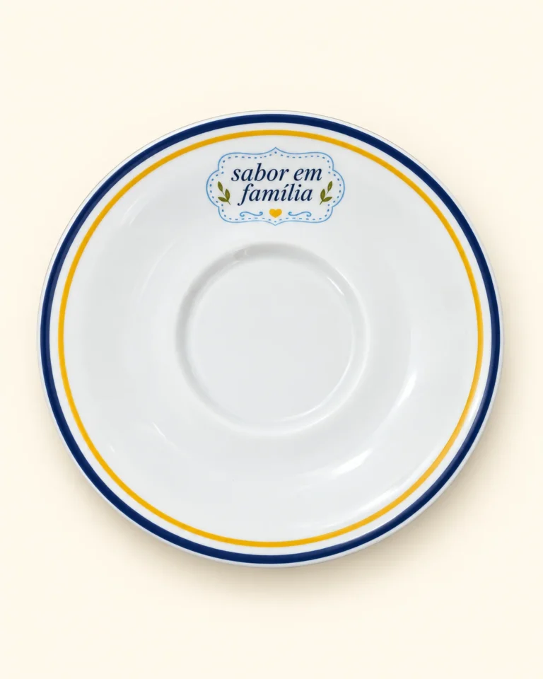 Outra vista do pires branco Family Cook com aros azul e amarelo e frase sabor em família